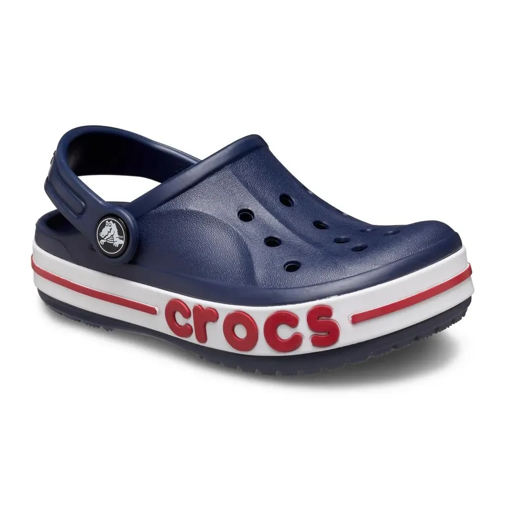 Babuche infantil Crocs marinho com detalhes em branco e vermelho, vista lateral com fundo branco